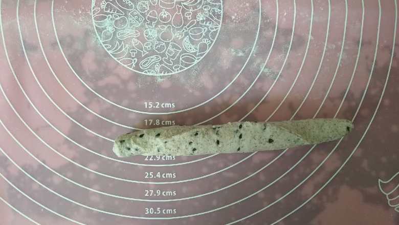 黑芝麻黑麦贝果,由上至下卷起来捏紧收口