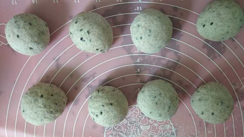 黑芝麻黑麦贝果,分成8个面团,揉匀滚圆,松弛10分钟