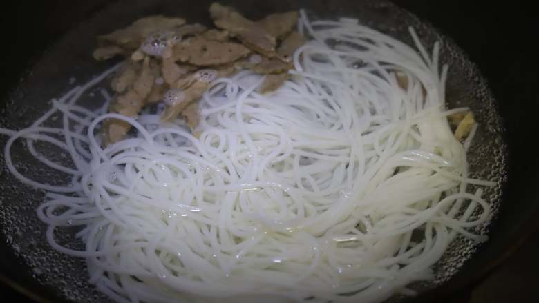 卤味米粉,锅中加入适量的清水烧开,水开后加入米粉和卤味焯烫两分钟左右,一可以消毒杀菌,二可以让米粉更顺滑,米粉本身就是熟的,烫软一下就可以了。