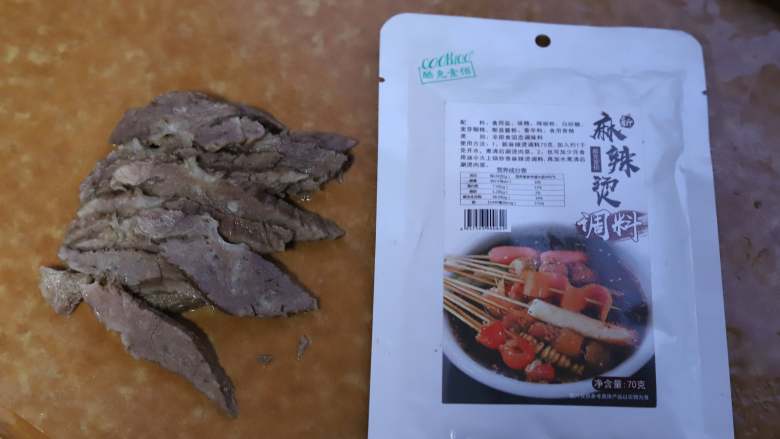 卤味米粉,准备一份自己喜欢的<a style='color:red;display:inline-block;' href='/shicai/ 5364'>卤味</a>和一份麻辣烫调味料,我用的是卤猪肺,像卤牛肉,卤毛肚,卤猪肚等等都可以用,只要自己喜欢就可以,这些<a style='color:red;display:inline-block;' href='/shicai/ 5364'>卤味</a>可以从熟食摊上买,一次多买一些,用保鲜袋分装成小份,放入冰箱冷冻起来,每次吃取一小份用就可以了,正规渠道买的<a style='color:red;display:inline-block;' href='/shicai/ 5364'>卤味</a>很干净的。
