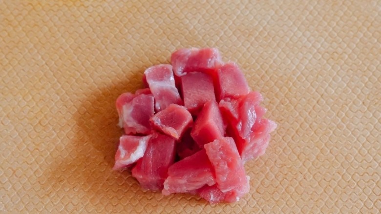 萝卜肉丸汤,将牛肉切成小块