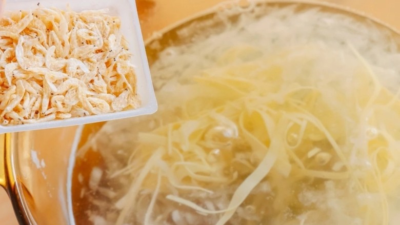 萝卜肉丸汤,接着加入<a style='color:red;display:inline-block;' href='/shicai/ 288'>虾皮</a>