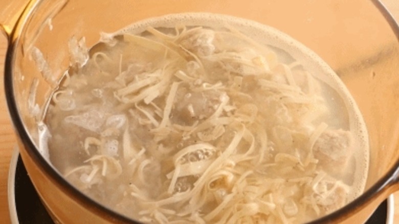 萝卜肉丸汤,小火将丸子煮至完全熟透