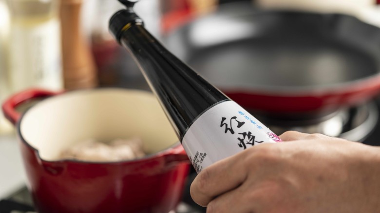 梅香秋意小排,放入红烧<a style='color:red;display:inline-block;' href='/shicai/ 692'><a style='color:red;display:inline-block;' href='/shicai/ 692'>酱油</a></a>。