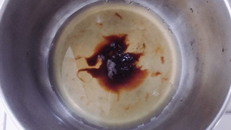 白菜包肉,整出来的汤汁倒另一口锅里，加入另一半耗油，煮浓稠