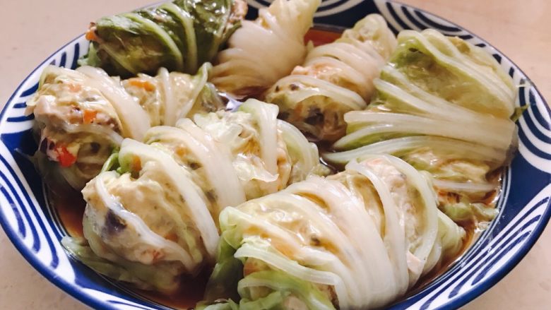 白菜包肉,浇到菜上，就完成啦