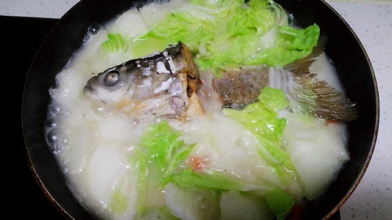 冬瓜、白菜炖鱼头、鱼尾,再煮2分钟,加入盐