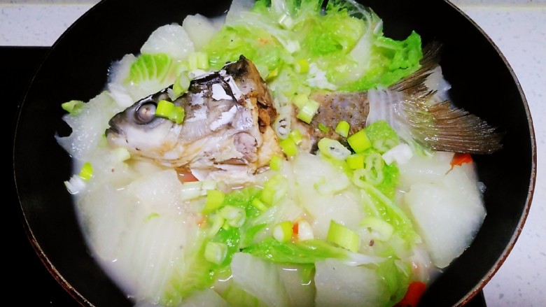 冬瓜、白菜炖鱼头、鱼尾,再煮一分钟,撒上葱碎