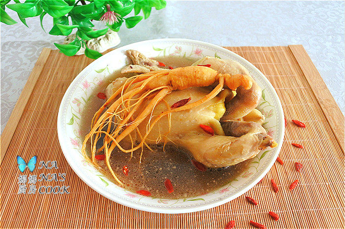 人参炖鸡，美味养生两不误，冬季进补正当时 
