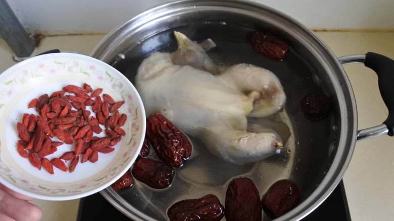 人参炖鸡，美味养生两不误，冬季进补正当时 ,3.放入枸杞