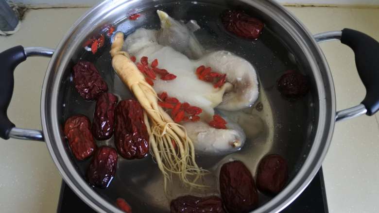人参炖鸡，美味养生两不误，冬季进补正当时 ,4.开锅后转中小火，炖40分钟使其软烂