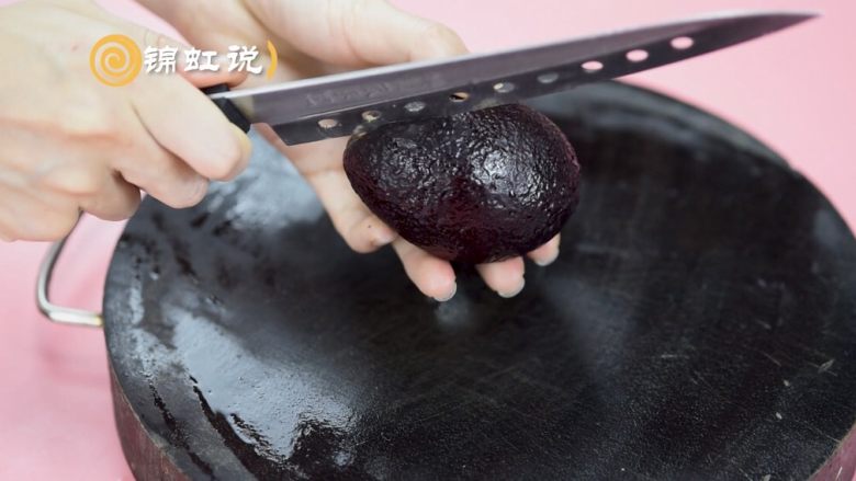 减肥饮料 | 牛油果蔓越莓果昔,<a style='color:red;display:inline-block;' href='/shicai/ 2157'>牛油果</a>对半切开,去核