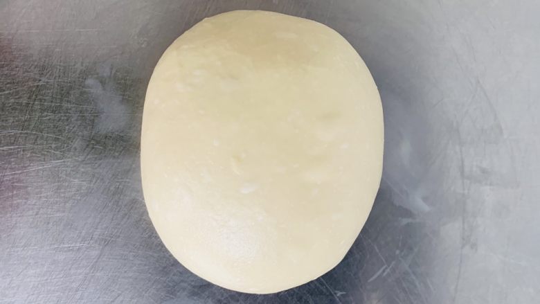 mini汉堡🍔,20分钟后 简单揉个4下5下 就是这样光滑细腻的面团 面筋已经有了 是不是很省力😄其实你了解面粉的习性就可以轻松搞定它