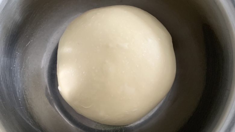 mini汉堡🍔,盆中少抹一点点油 放入面团 醒发至2倍大 我是放在室温发酵40分钟(房间温度23度)