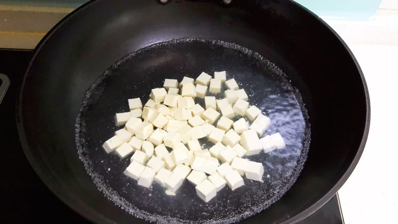 豆腐蒸蛋,炒锅加入冷水烧开后放入豆腐,水开后焯水2分钟后把豆腐捞出来