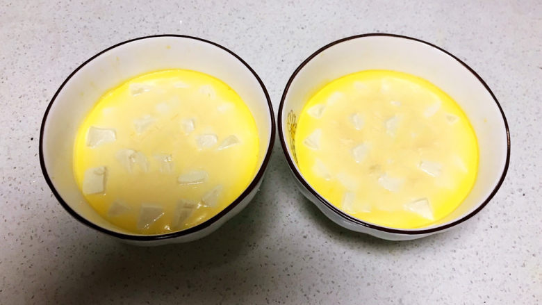 豆腐蒸蛋,把蒸好的豆腐鸡蛋羹取出来,水嫩嫩的