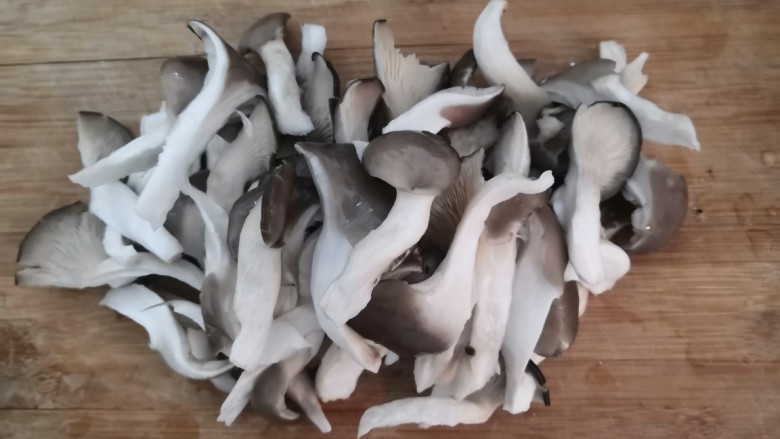 平菇炒鸡蛋,浸泡好的平菇,冲洗干净,撕成小条,备用
