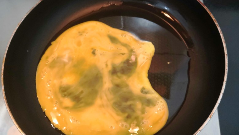 平菇炒鸡蛋,把鸡蛋液,倒入锅中
