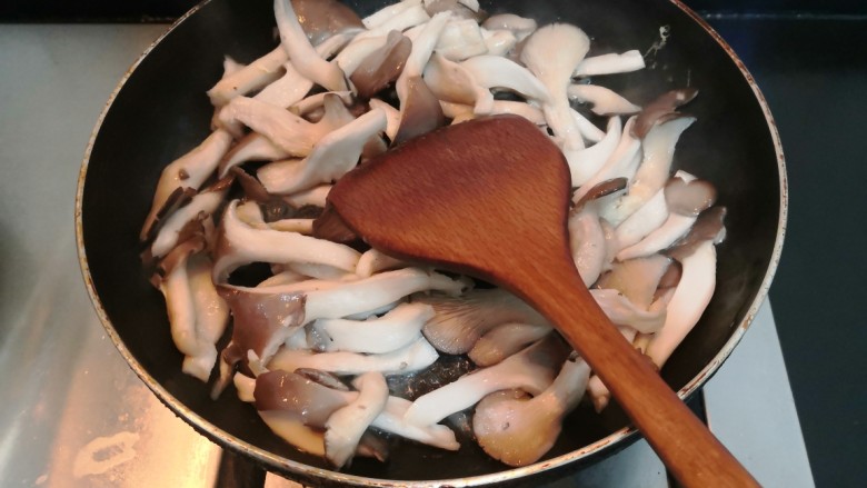 平菇炒鸡蛋,把平菇,翻炒均匀,至平菇回软