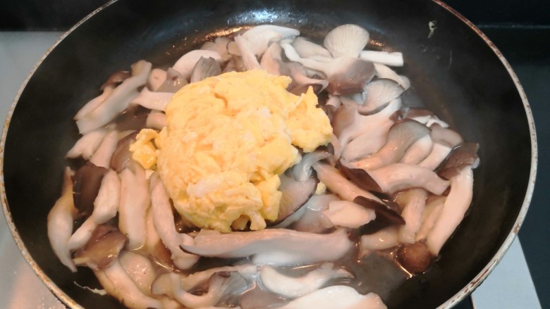 平菇炒鸡蛋,平菇回软后,倒入鸡蛋