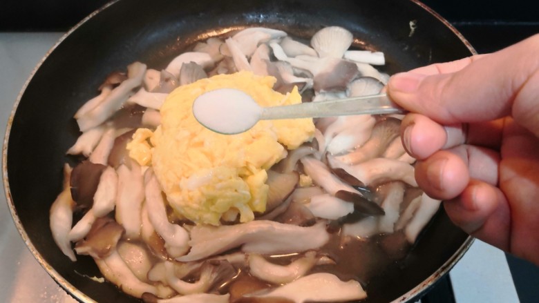 平菇炒鸡蛋,倒入鸡蛋后,加入盐