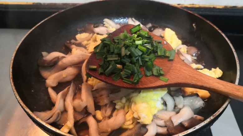 平菇炒鸡蛋,最后,放入大蒜丁