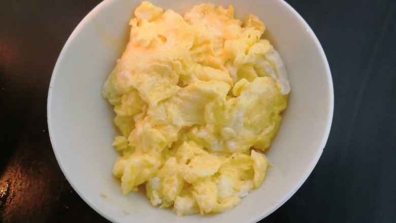 平菇炒鸡蛋,鸡蛋断生后,盛出备用