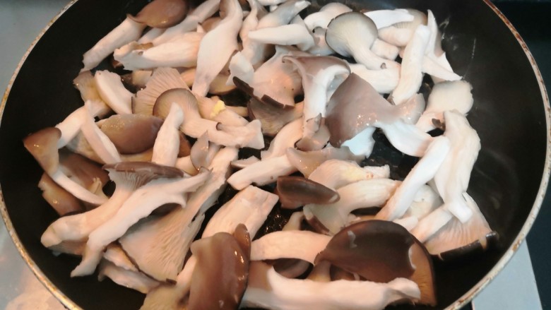 平菇炒鸡蛋,锅留底油,倒入平菇