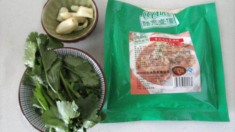 鸡公煲,备好香菜,蒜瓣和cook100鸡公煲调料