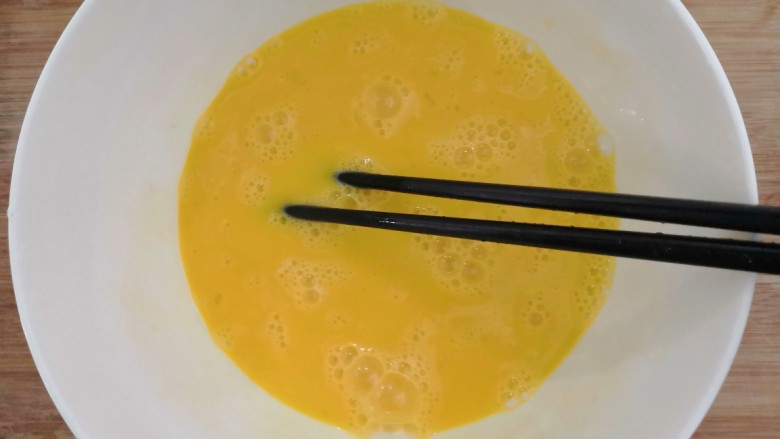 葱香鸡蛋饼,把鸡蛋,用筷子搅拌均匀
