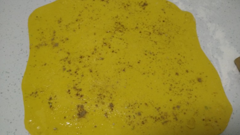 一面三吃,取2个剂子揉在一起,擀成薄片,均匀涂上食用油,撒上盐、<a style='color:red;display:inline-block;' href='/shicai/ 829'>十三香</a>