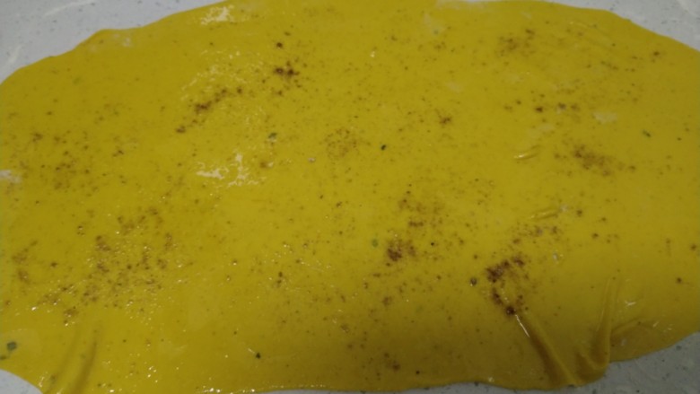 一面三吃,取一个剂子擀成薄片,均匀涂上食用油、盐、十三香