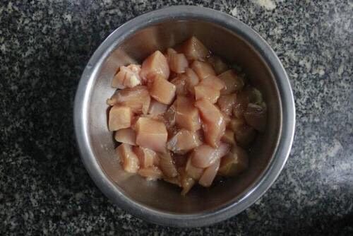 彩椒炒鸡丁,把鸡脯肉切成小丁加入盐,生粉,用手抓匀后加入少许植物油,再次抓匀腌制15到20分钟。