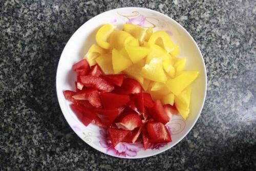 彩椒炒鸡丁,切好彩椒丁