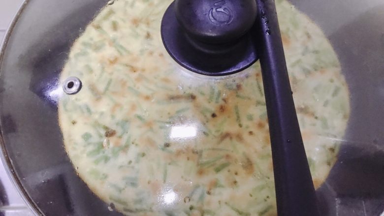 葱香鸡蛋饼,煎至能轻松晃动面饼,并有点焦黄的时候,就可以翻面了。