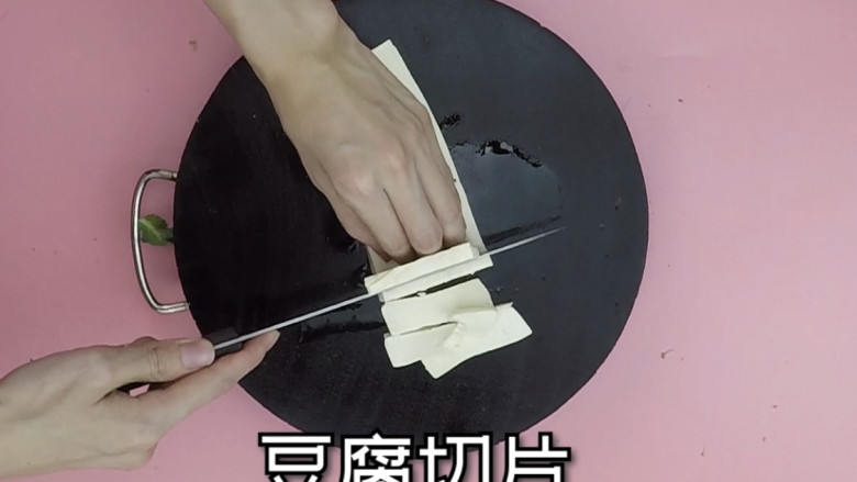 减肥餐 | 西蓝花豆腐蛋,<a style='color:red;display:inline-block;' href='/shicai/ 5179'>嫩豆腐</a>洗净,切片