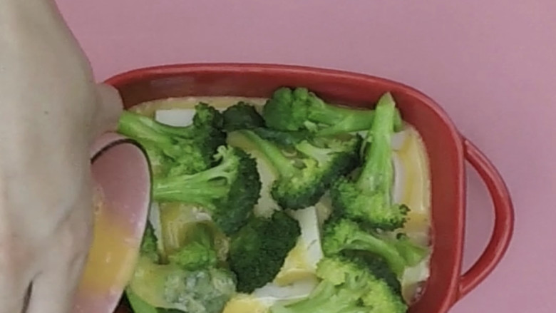 减肥餐 | 西蓝花豆腐蛋,取一大小合适的盆,放入豆腐 西蓝花,倒入鸡蛋