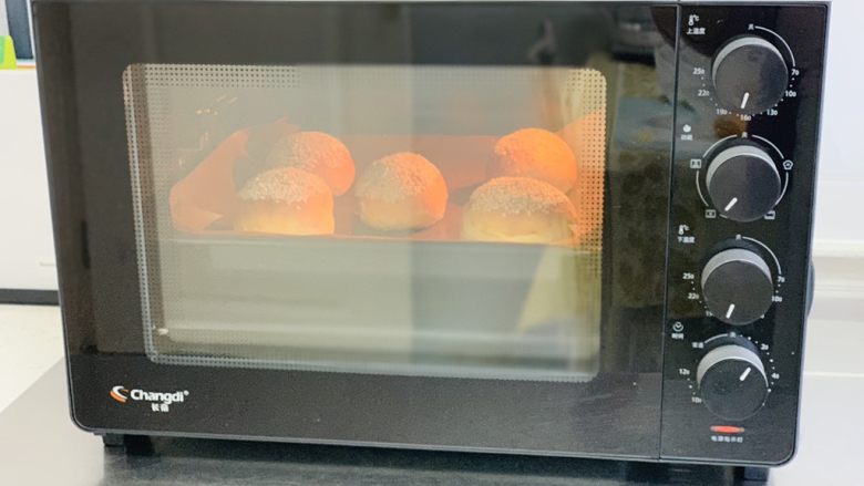 mini汉堡🍔,烤箱预热温度200度5分钟
烤箱预热好后 烤盘放中层。上下180度烤18分钟。如果你的不是迷你包。考虑时间要加几分钟⚠️进烤箱10分钟后要观察,看上色情况,及时加盖锡纸⚠️
