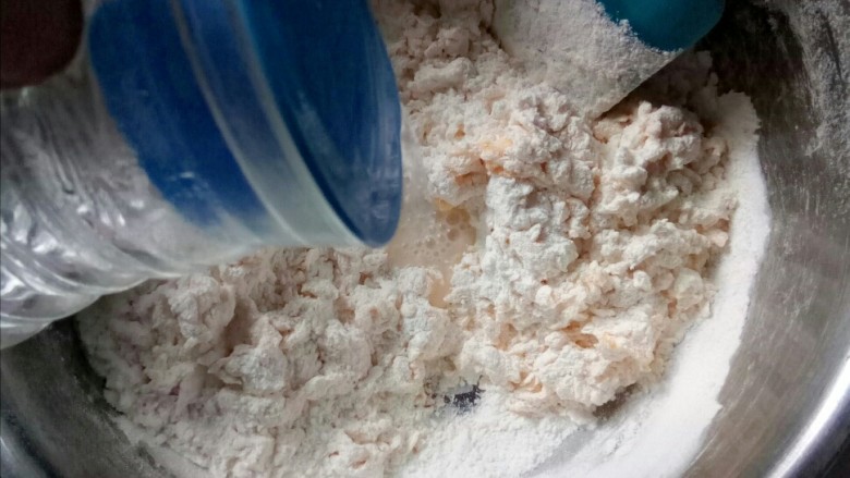 葱香鸡蛋饼,分次加水,调匀。