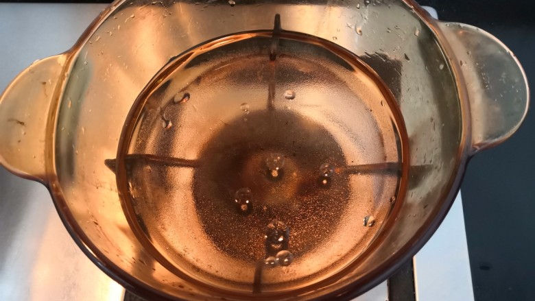 蒜苗炒腊肠,锅中加水,放入1g盐,2滴油,搅拌均匀,大火煮开