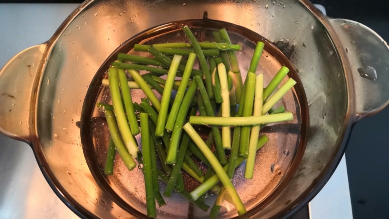 蒜苗炒腊肠,水煮开后,放入蒜苗,烧水1分钟,捞出