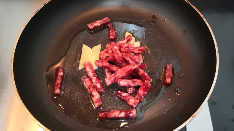蒜苗炒腊肠,爆香后,放入腊肠