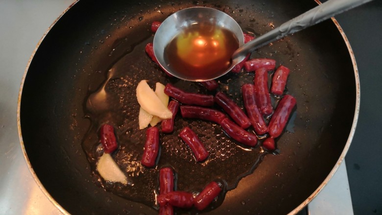 蒜苗炒腊肠,加入<a style='color:red;display:inline-block;' href='/shicai/ 718'>料酒</a>,把腊肠翻炒至断生