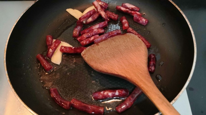 蒜苗炒腊肠,把腊肠,翻炒均匀