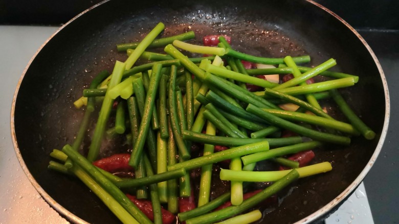 蒜苗炒腊肠,腊肠断生,放入蒜苗