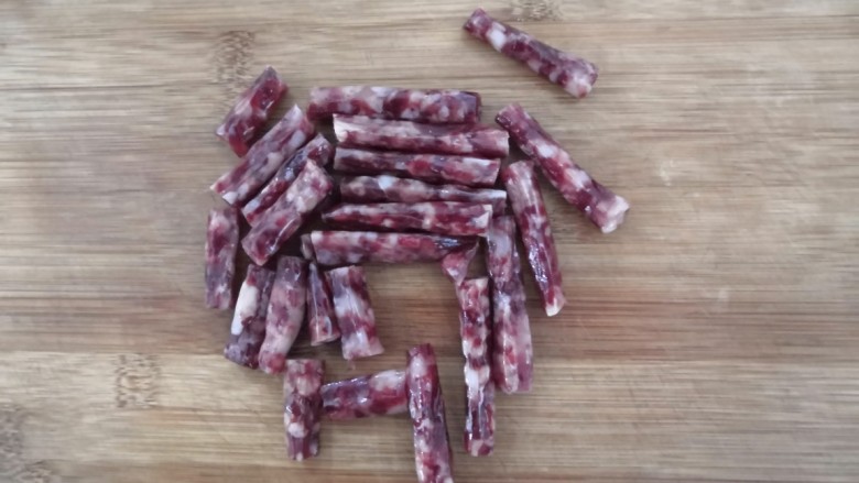 蒜苗炒腊肠,腊肠切成小段,备用