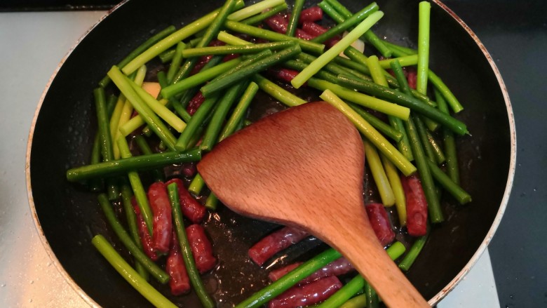 蒜苗炒腊肠,把腊肠和蒜苗,翻炒均匀