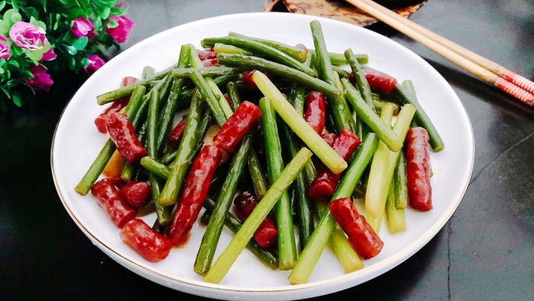 蒜苗炒腊肠,盛盘,上桌