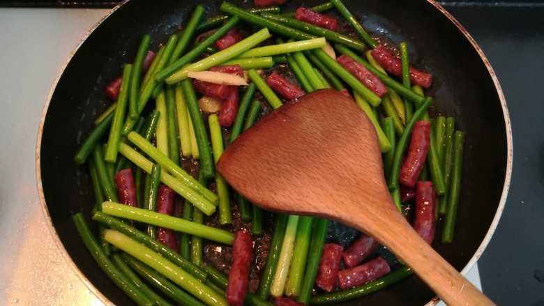蒜苗炒腊肠,再次翻炒均匀后,关火