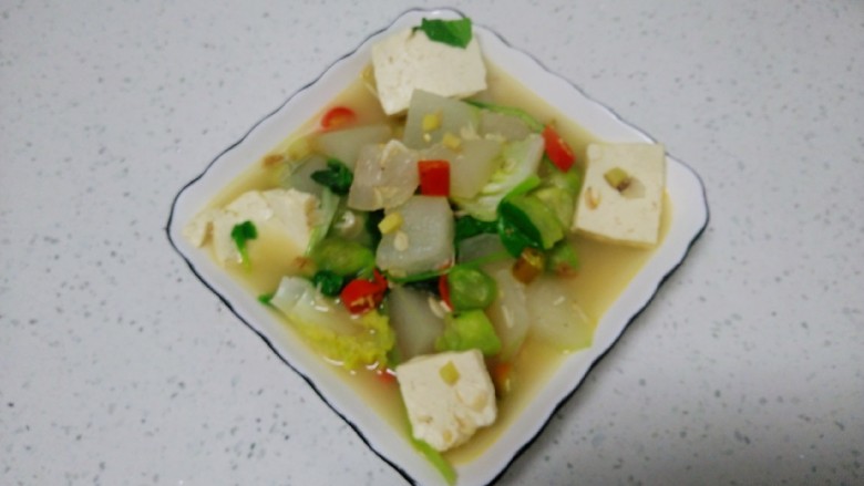 冬瓜虾米汤,关火,盛入盘中